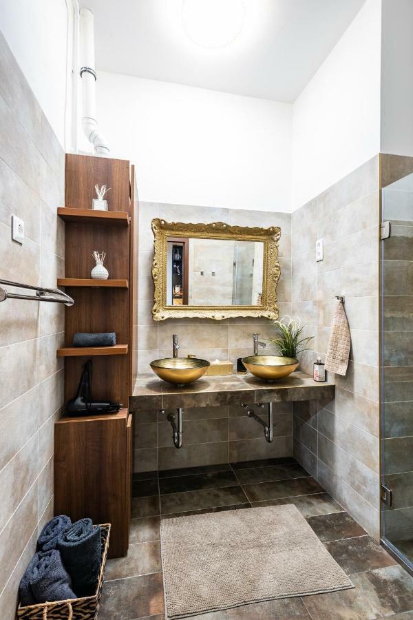 Center Of The Center, The Grand Deluxe Apartment Budapest Luaran gambar